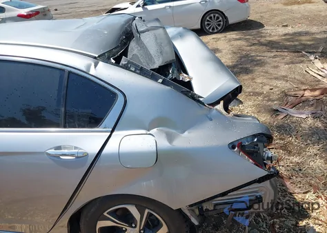 2017 Honda Accord Lx z USA, uszkodzony, nr VIN 1HGCR2F39HA211124